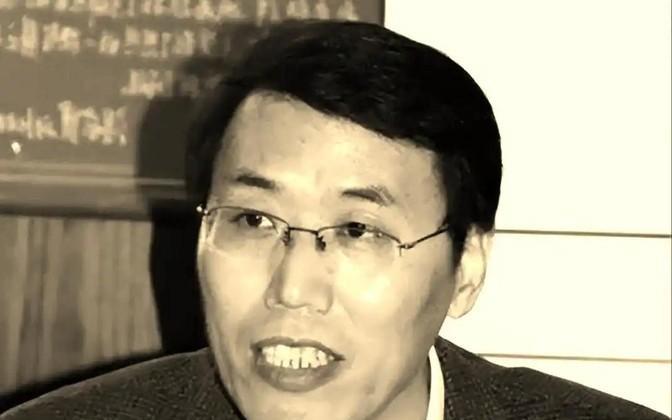 1993年，王洪成把“魔液“滴入清水，刹那间，淡蓝色火焰冲天而起，热值检测仪显示