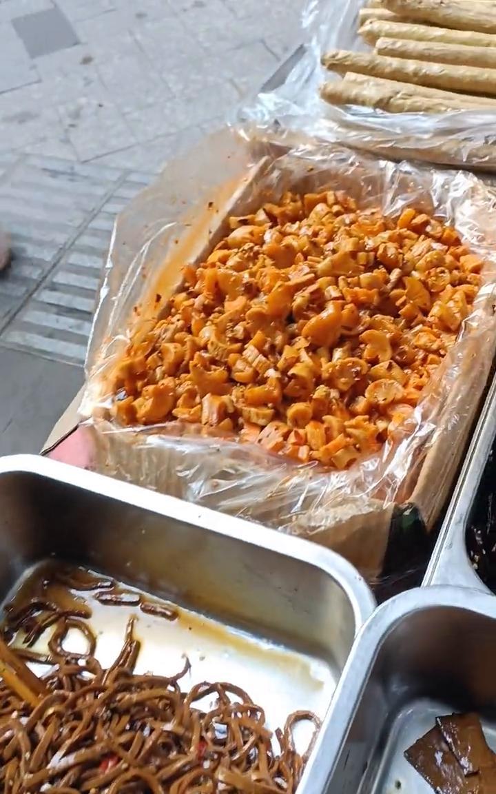 开江五香麻辣豆干。
开江五香麻辣豆干。