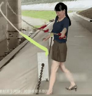锻炼身体也要注意安全，运动时最好穿平底鞋，运动服或者休闲装，不管是平时运动还是表