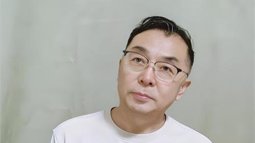 先锋派作家王新用艺术情暖人生