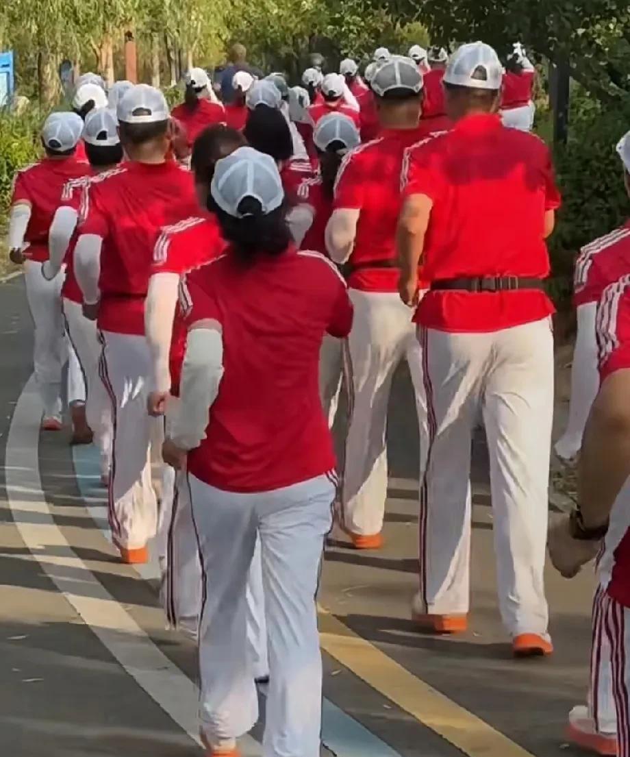 婆婆去参加暴走团，
可第2天就被团长劝退了，
婆婆说人家团长说了，
参团必须要穿
