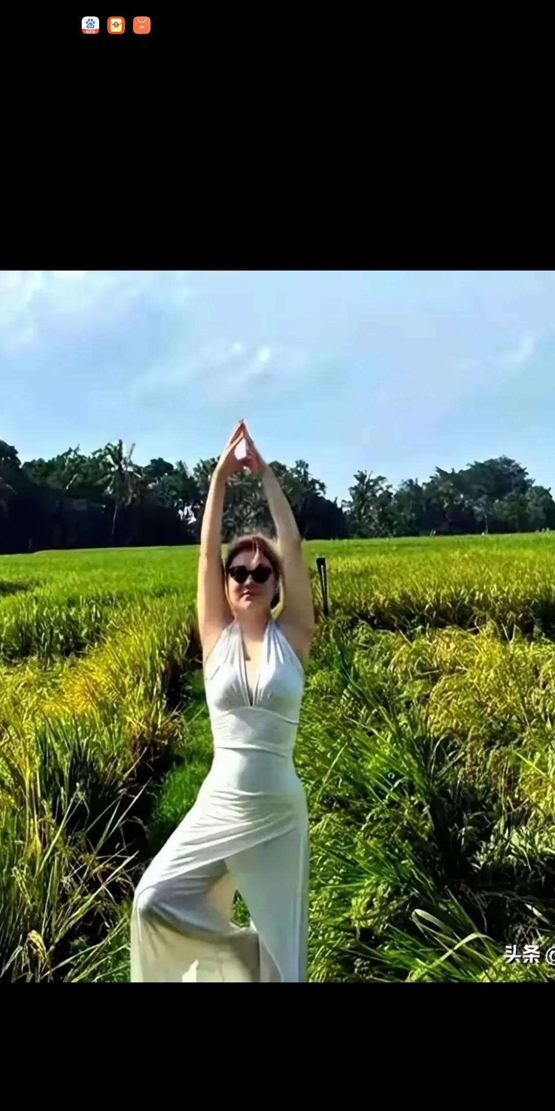 哇靠！普通人喜欢自欺欺人，怎么明星和普通人也一样啊！
明明一堆的肥肉，硬是p的一