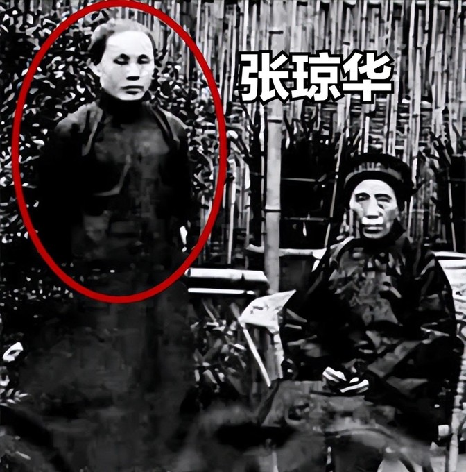 1912年洞房之夜，郭沫若见发妻太丑，拒绝同房。就在他转身要走时，发妻拉住他苦苦