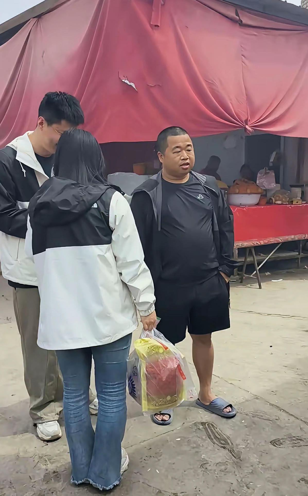 这人跟我吹说他有好几个亿