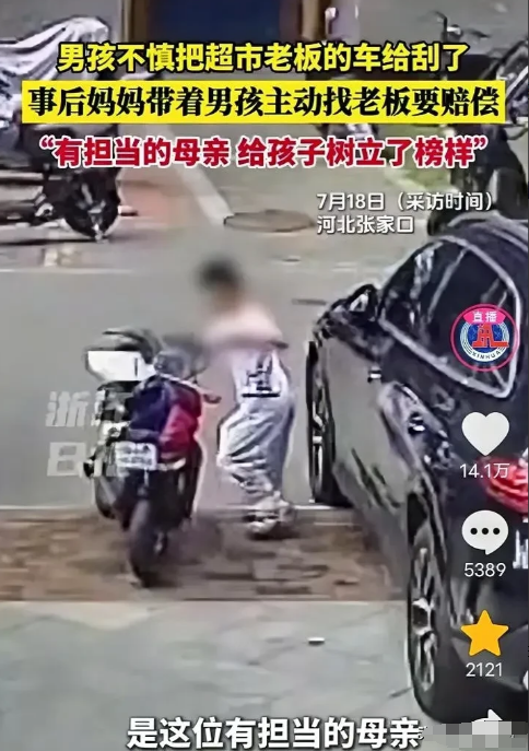 7月18日，河北张家口，一名超市老板正在清点货物。一名女子进来后指着门口的一辆奔