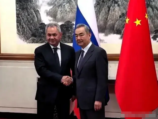 绍伊古这次来访华，王外长与他见面时有3个细节彰显出了咱们的大国风范。

1.迎接