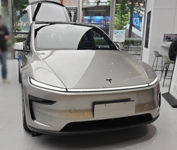 特斯拉Model Y长续航版看车体验：空间与质感的平衡艺术
走进特斯拉展厅，Mo