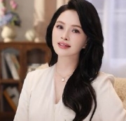 从自卑敏感的小女孩，到自信从容的大女人，伊能静用几十年的时光完成蜕变。所谓逆天改