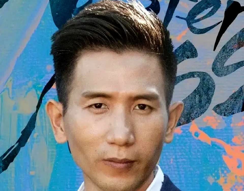 43岁的赵德胤，湾湾导演，婚史像加密文件，生活低调到仿佛隐身。

缅甸出生，