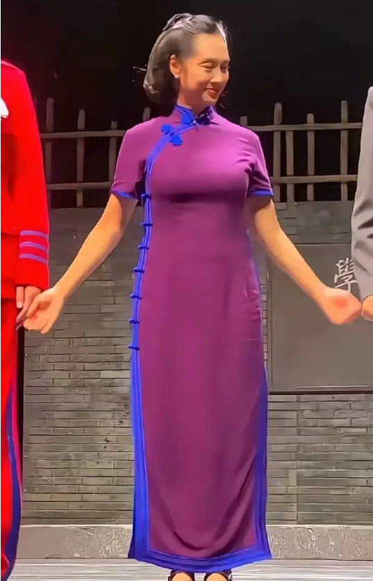 朱茵也老了，曾经那么美的一张脸，现在看着也就是普普通通的一老太太吧！ ​​​
