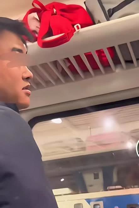 黑衣男子坐火车将背包放行李架上，因空间不够将旁边的包移动了一下，因而引发骂战。白