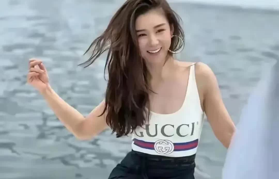39岁的李小萌真是人间尤物，被西北锤王王雷宠成18岁的小公主。