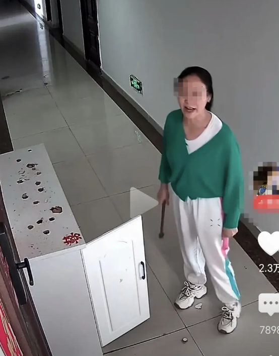 女邻居把我家鞋柜砸了！
物业说管不了！鞋柜又没放她家门口，而且也没有对着她家门口