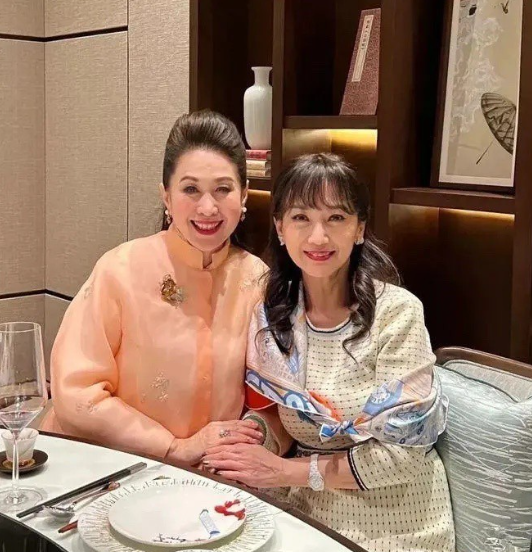 赵雅芝与富婆聚会，晒照未修图。网友纷纷感叹，她确实呈现出70岁老奶奶的状态了。 