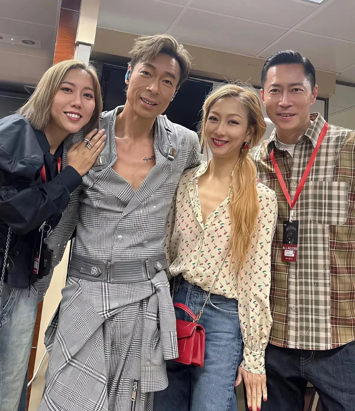 这张照片，两个香港知名艺人，不好意思，我只认出了许志安，为什么说是两个艺人呢？因