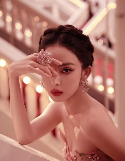 在那一瞬间，古力娜扎仿佛是从仙境中走来的仙子。

她的美丽，如同璀璨星辰照亮了整
