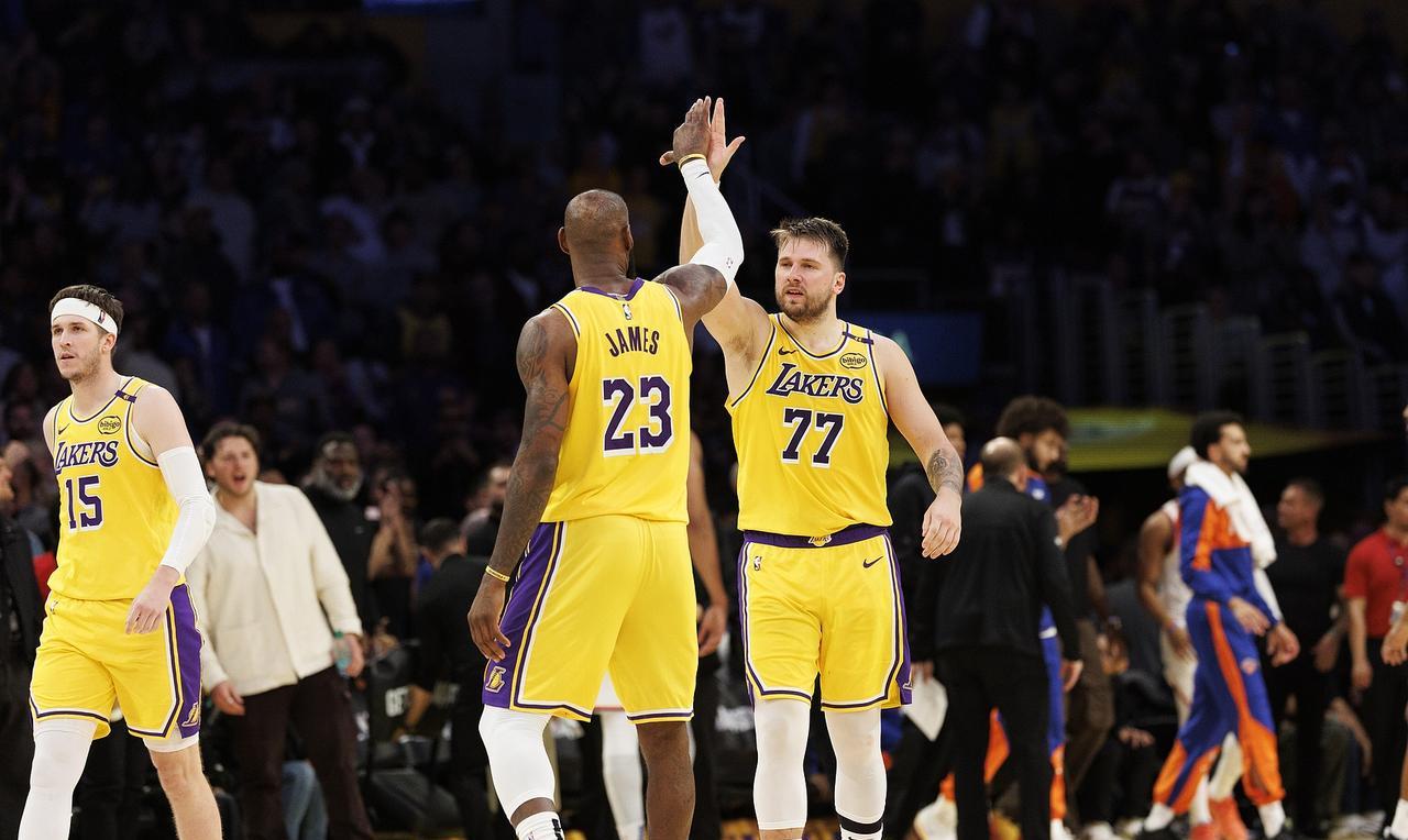 NBA春晚开战！湖人大战勇士！
北京时间4月4日 ，湖人主场迎战勇士！库里与詹姆
