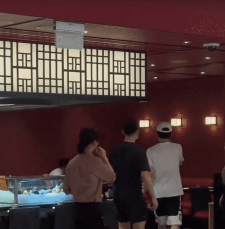外出吃饭的大头，戴着白帽子和黑口罩，满满的松驰感，还是被一眼认了出来。

大头去