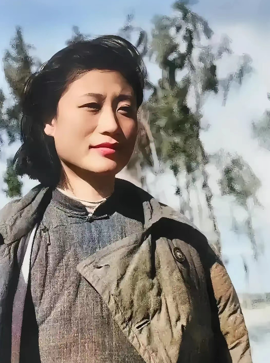 她低调无名，两任丈夫，第一任曾是新四军军长，第二任是副总理。

这个故事要从19