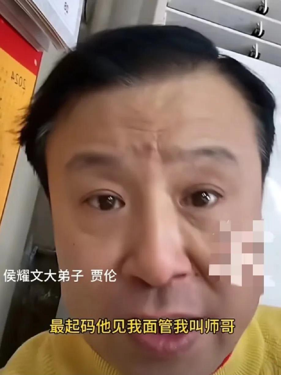 好多人质疑贾仑是不是跟郭德纲关系不好，贾仑直播时说了，虽然跟郭德纲见面不多，但每