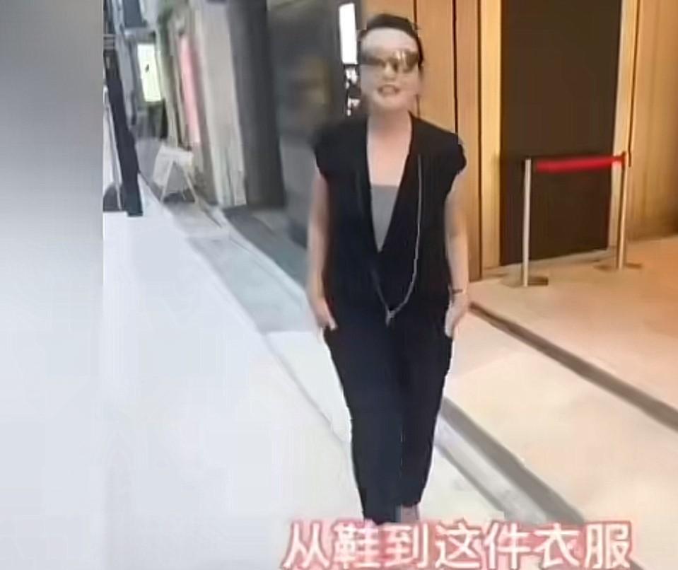 即使去海外选址
张兰也没有忘了自己新身份时尚穿搭博主啊！来到日本银座后，顺势为自