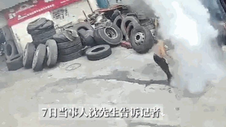 轮胎维修师傅在给挂车的轮胎充气时，突然发生了爆炸！