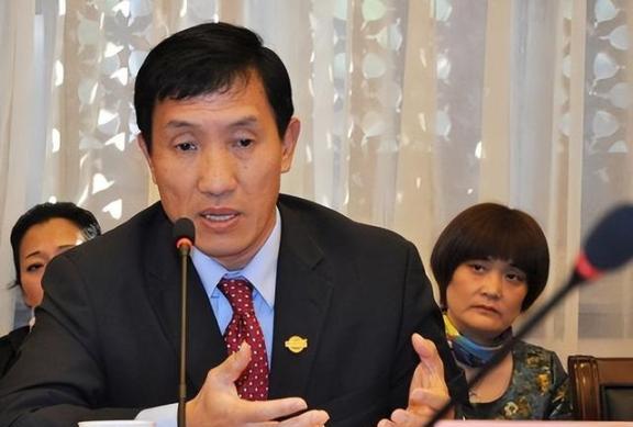 “中国拿什么挑战美国？中国人均收入只相当于美国的8%!“中国经济领域专家黄亚生劝