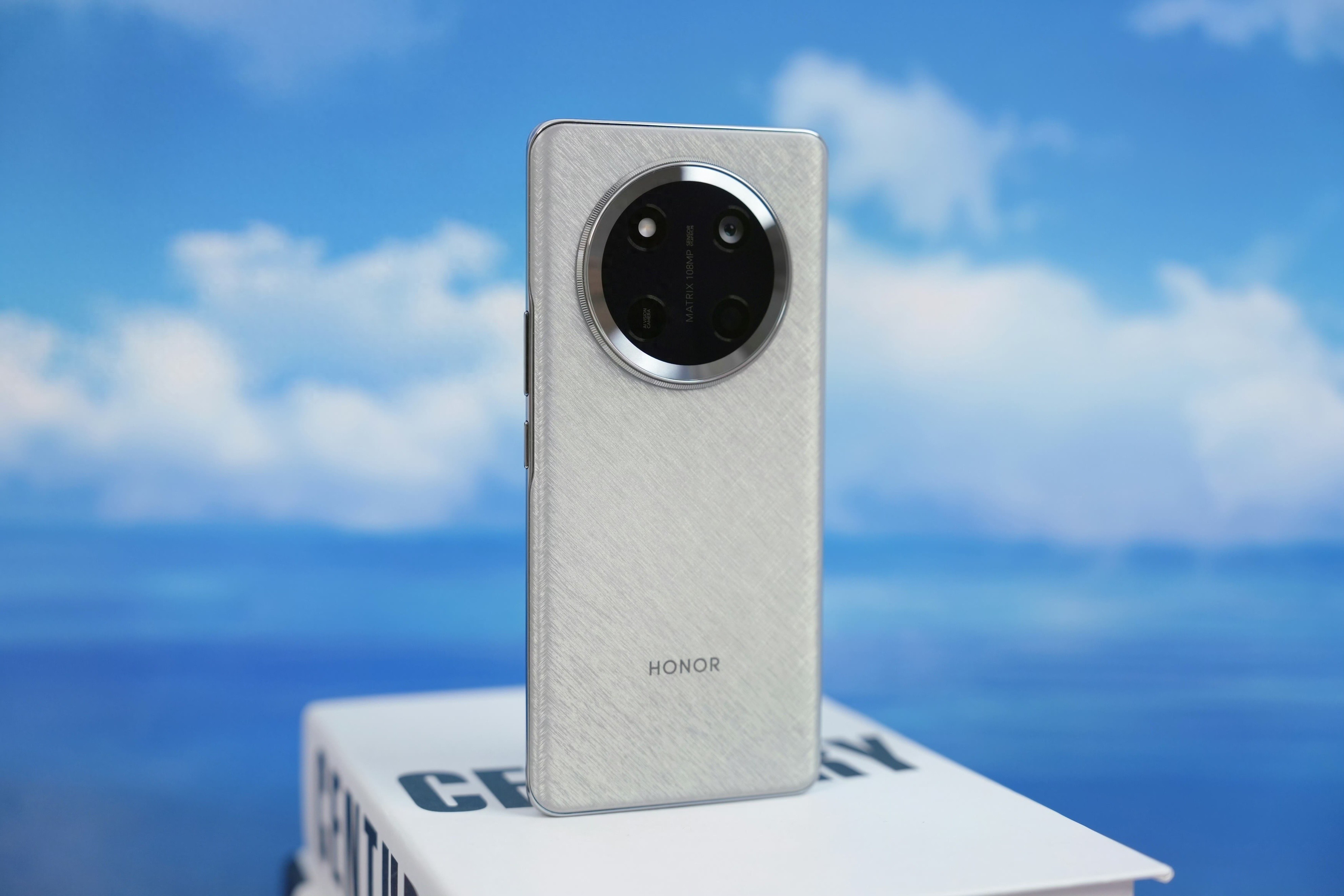 千元机惊喜来袭：2米抗摔+卫星通信+188g轻薄，256GB版本仅需1282元