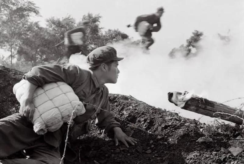 战士放错炸药包，没炸毁日军碉堡，却意外震死了一堆日军！
1941 年 2 月的鲁