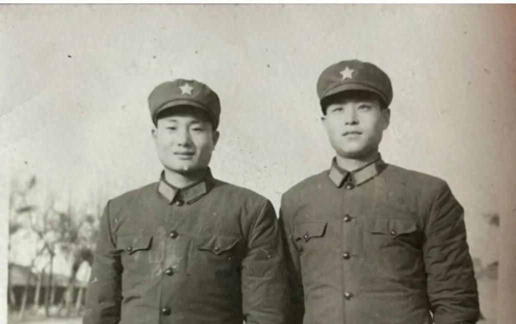 1984年，梁克剑和王建春的合影，参加自卫反击战，两人同一天牺牲
参加了“十年防