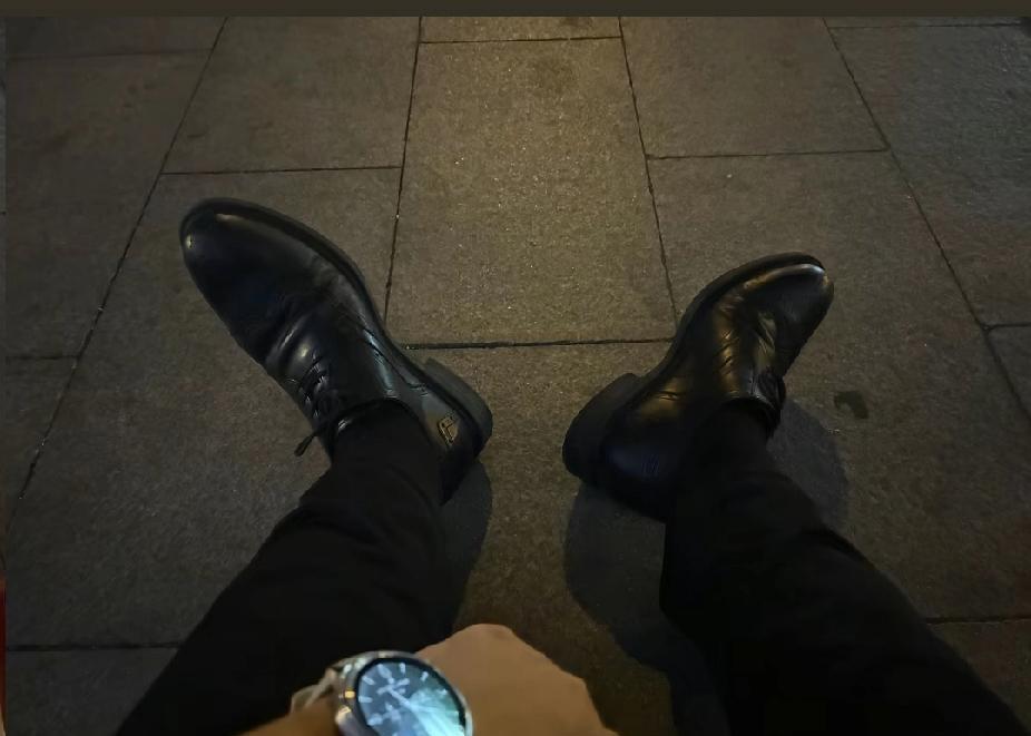 一个男人的独白
我和我老婆三年没在一起了，一栋房子，同一个屋檐，同一张床
却三年