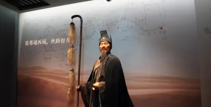 西汉开拓西域首要目的是多方面的。政治上，当时匈奴威胁汉朝边疆安全与经济发展，开拓