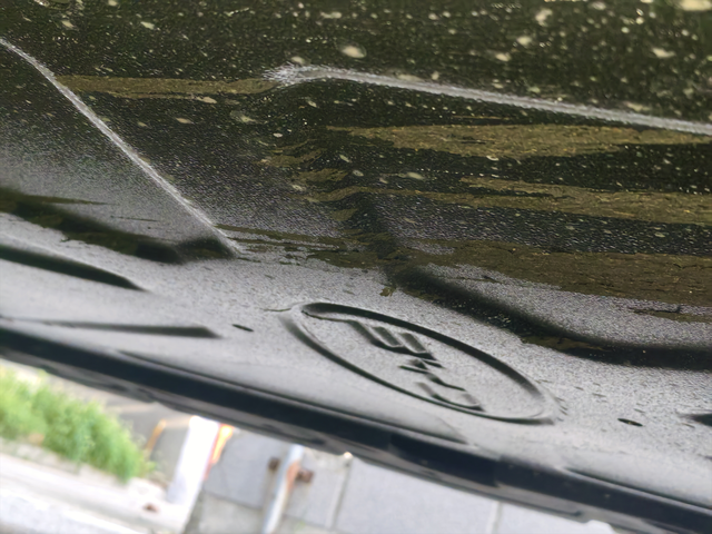 电池被刮了
加装的电池护板被刮了，不知道电池有没有事情？