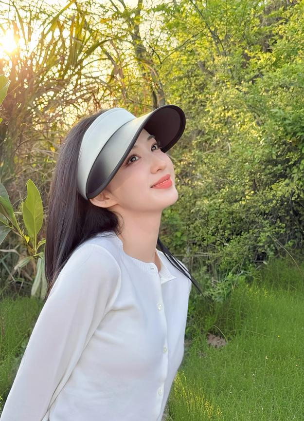 王楚然新拍美照，跑到户外拍风景照，身穿白色开衫，头戴遮阳帽，清新甜美如邻家姑娘。