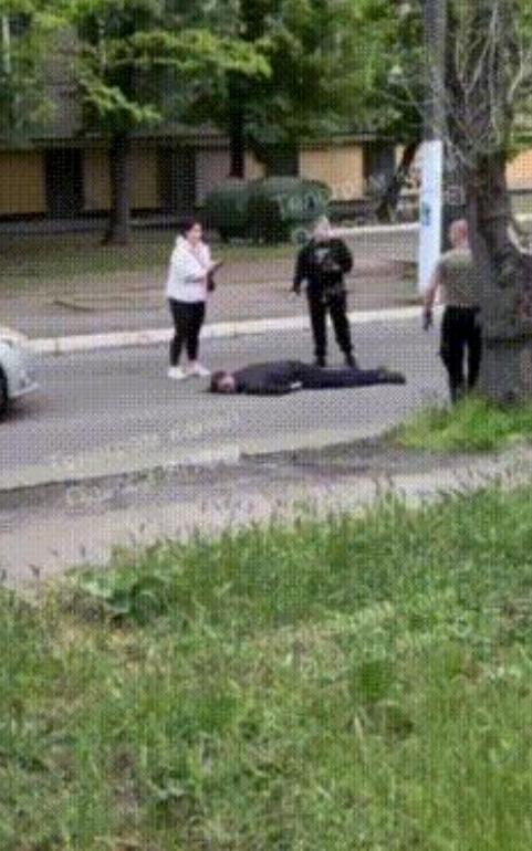 敖德萨市区，乌克兰民众拍摄到令人心碎的一幕。一名乌克兰男子被征兵人员抓捕后遭到凶