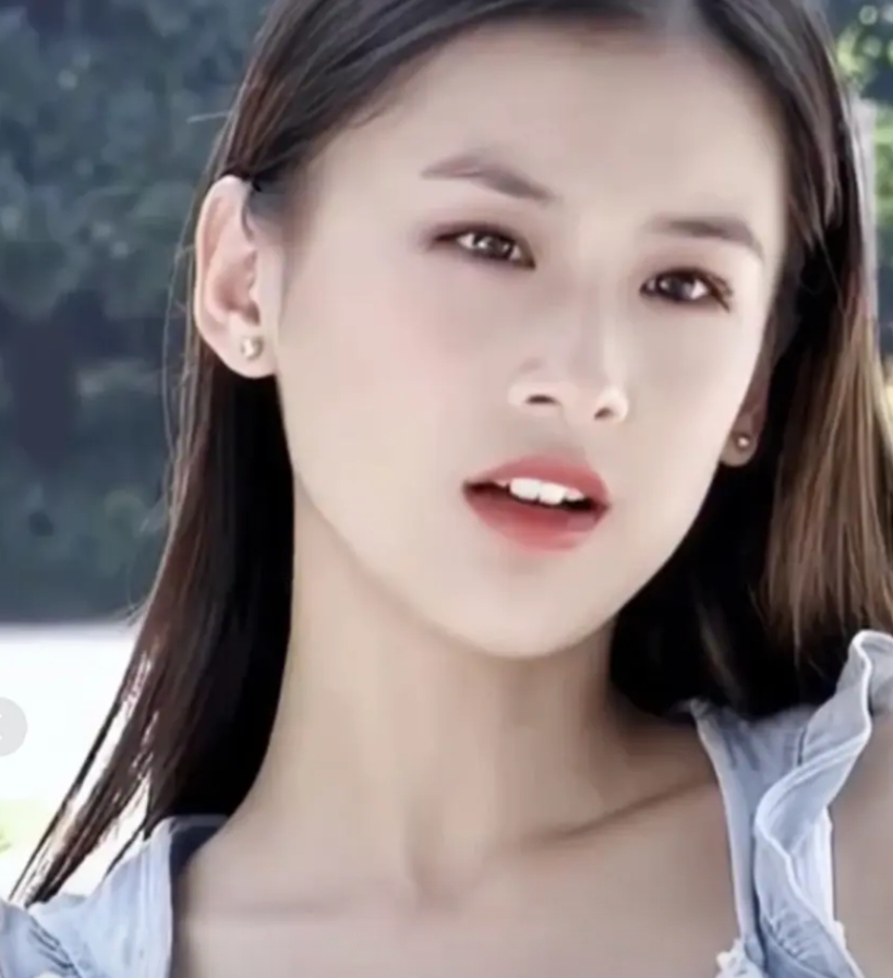 真不能理解，黄圣依为什么能接受杨子持续的洗脑，听他叨念自己没有文化，啥也不懂。