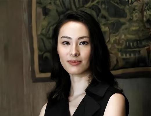 36岁梁洛施又火了！
未婚先孕，三年抱三，
豪门梦碎远走他乡，归来已是新恋情加事