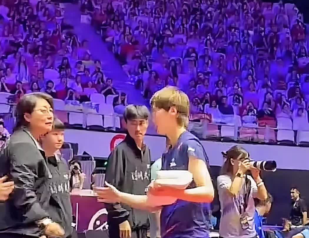 王曼昱上热搜


既然不是因为比赛赢了，

而是因为王曼昱今天比赛赢后