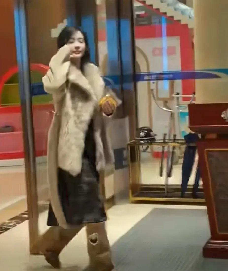 孟子义武汉录制奔跑吧











我的天哪！孟子义病刚好就来武汉录节目