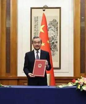美国、北约联合施压加税500%！中国强势回击，力挺俄罗斯。
近日，美国与北约联合