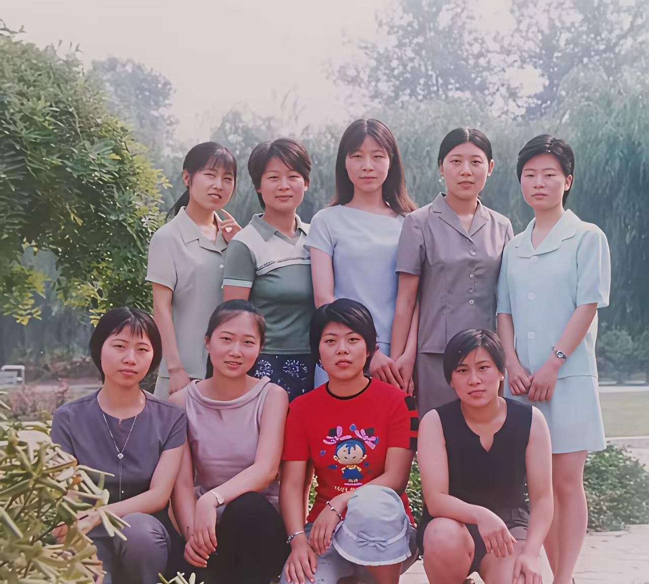 这是1999年大学毕业前，9位同班女生的合影照。
这九位女生来自不同的8个省份，
