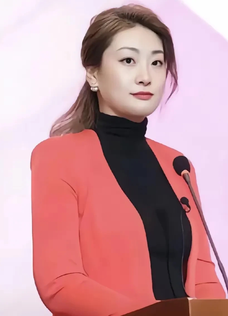 终于理解宗馥莉频繁换司机保姆和身边政要人物，她不仅警觉身边人甚至细节到冰箱里按摄