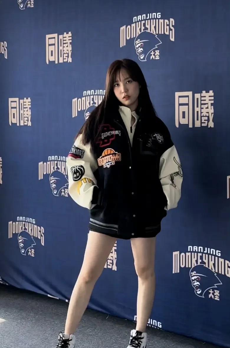 同曦老板娘绝对是辽宁主教练杨鸣的铁杆粉丝！！！
季后赛首轮南京同曦遭新疆横扫出局