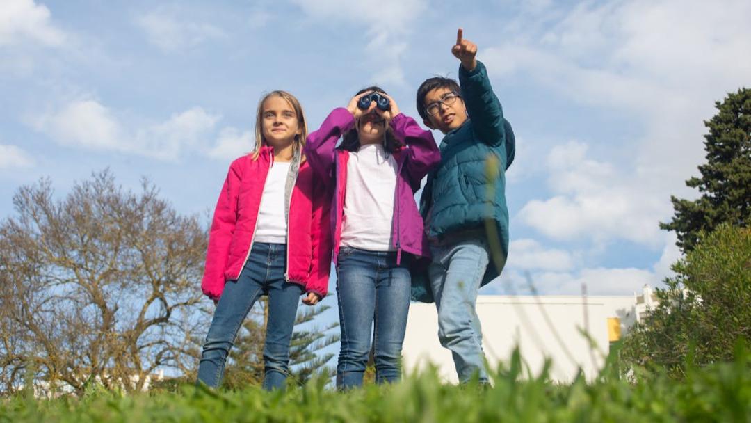 孩子沉迷手机，不是自控差，是现实太难受。