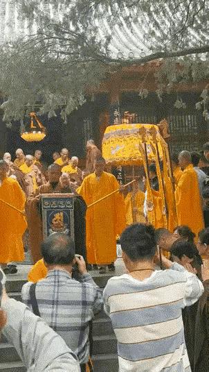 看看这段视频，曾经的释永信，严然一副“帝王”架势，出宫前呼后拥，好不风光气派！