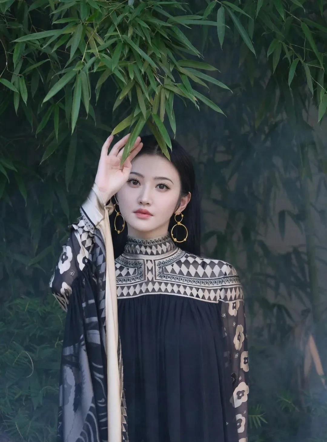 景甜的民国风写真照，发现景甜真是非常适合这种风格，看着有司藤的即视感，电视剧《司