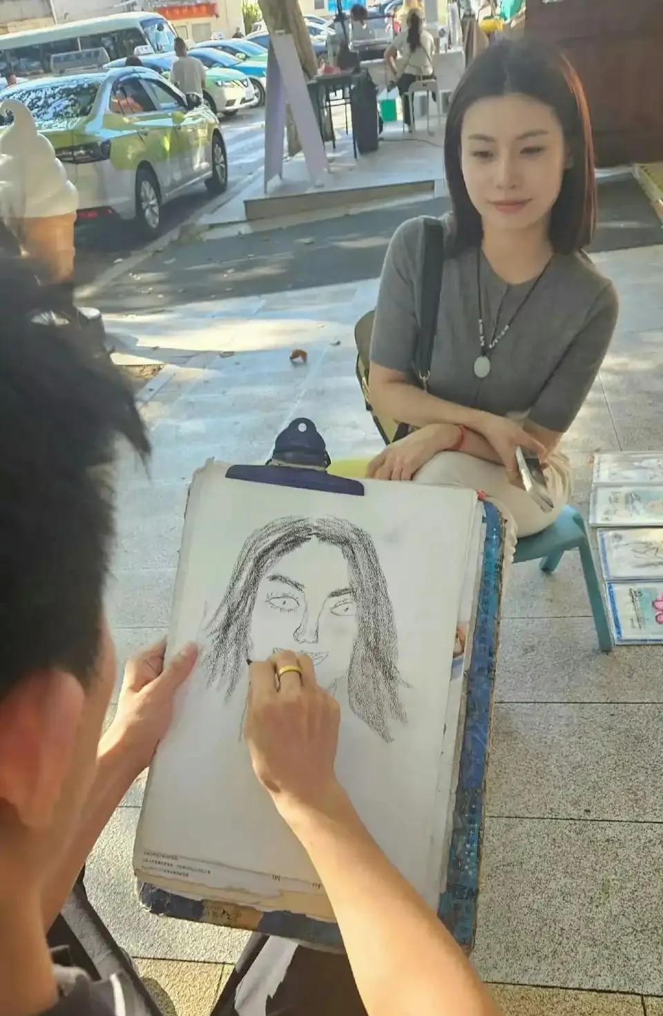我一朋友学习了3年的美术，想去街边挣点生活费