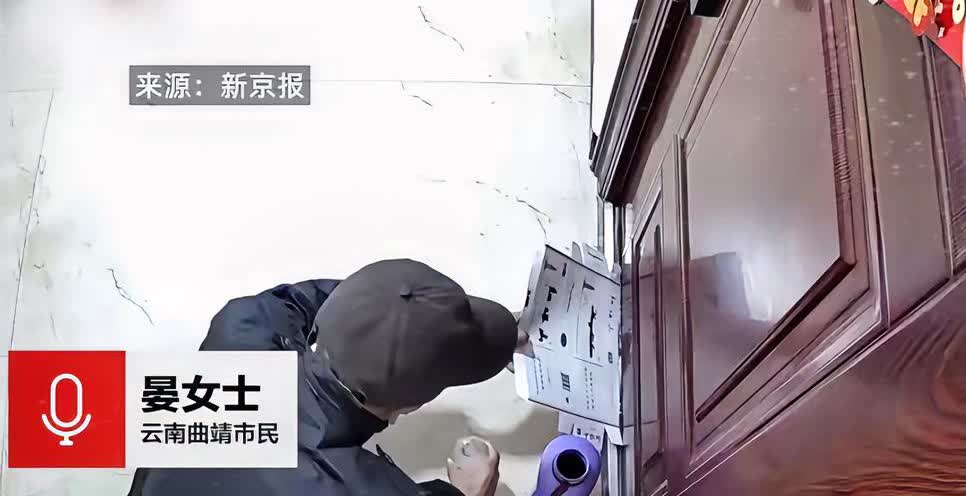 晏女士可能至今想不通。

她家门口反复出现刺鼻液体，装监控才发现有人蹲着倒不