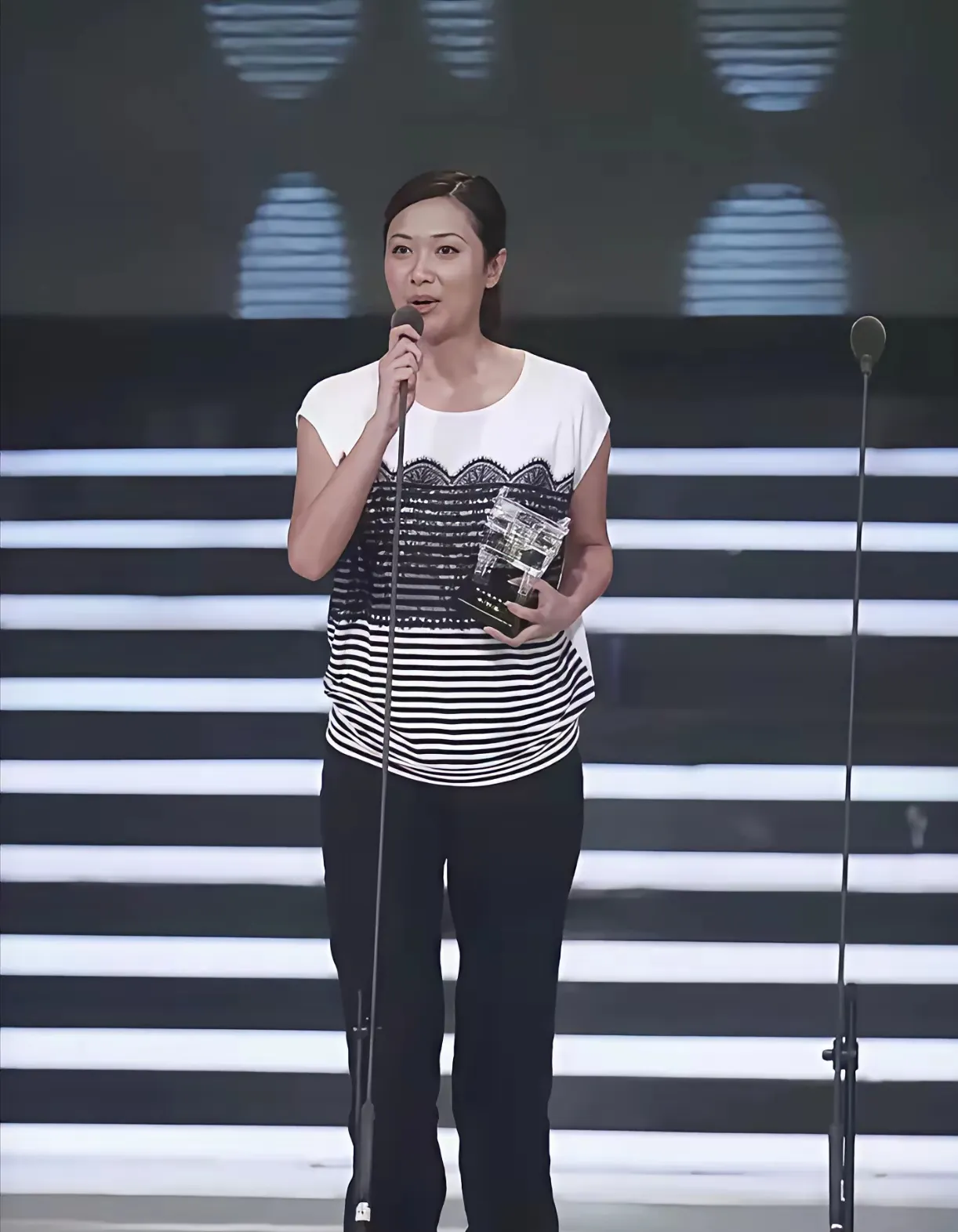 徐静蕾穿普通衣服去领奖，低调朴实没跑了，姐是真的不在意这些场合