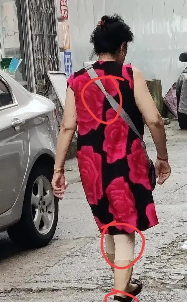 早上去市场，前面大姐这穿搭，太有趣了。
最吸引我的就是脚脖子上那个黑色带子。我就